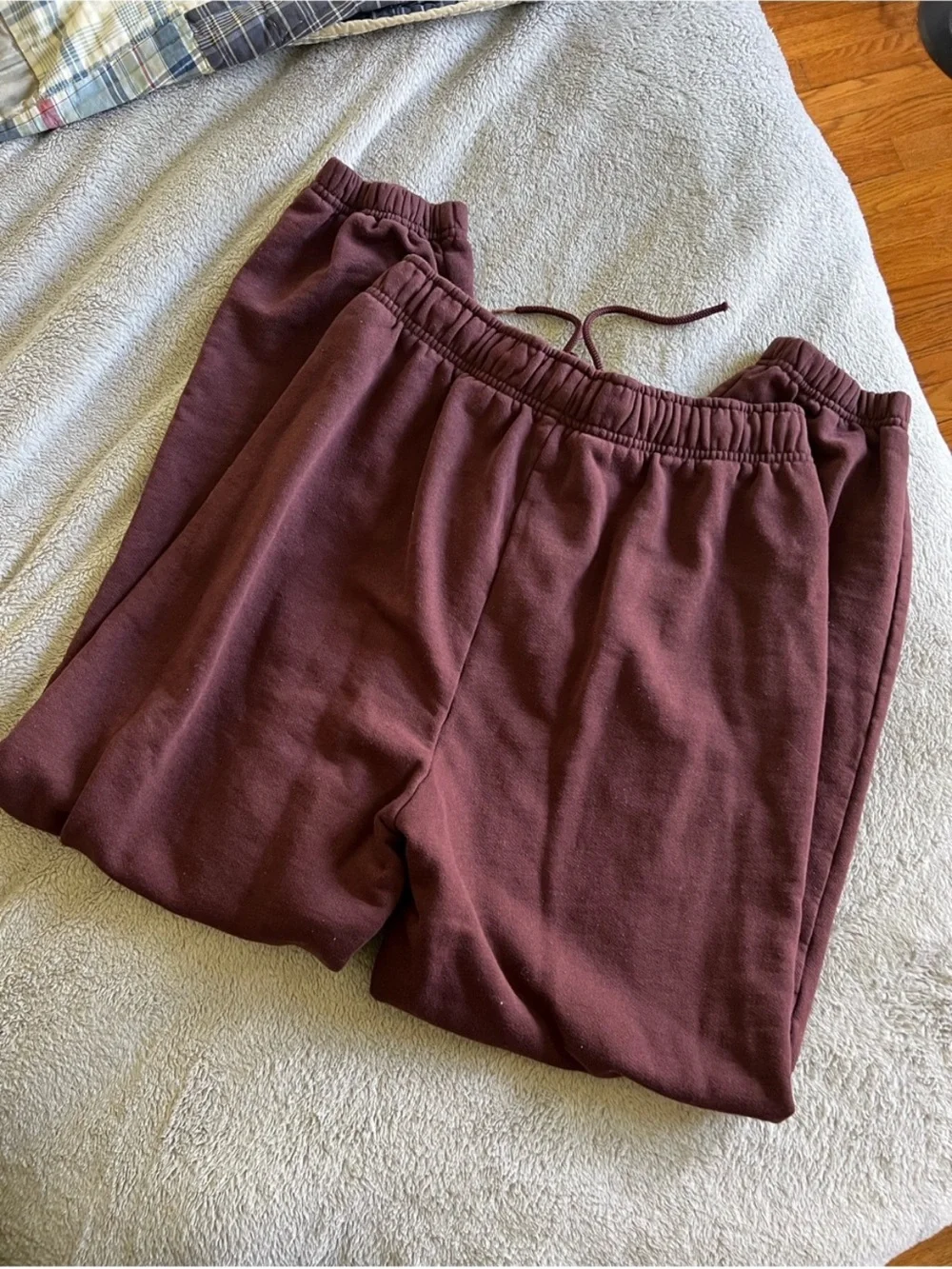 Alo Yoga Women’s Cherry Cola Maroon Accolade Sweatpants Small
